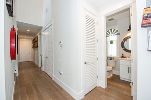 Douche, sèche-cheveux, serviettes fournies