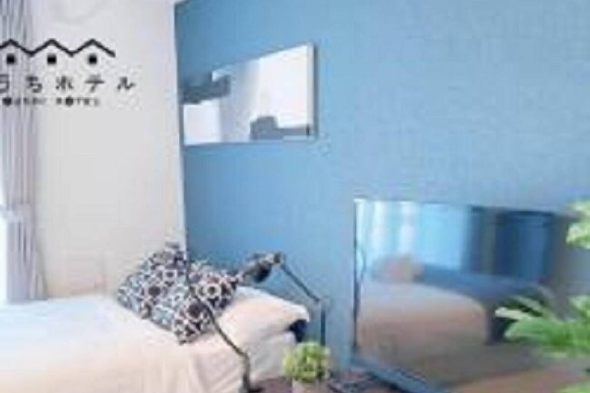 Ein modernes Schlafzimmer mit Bett, Schreibtisch und großem Spiegel.