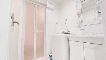 Separate bathtub and shower, deep-soaking bathtub, free toiletries