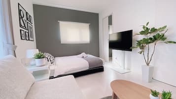 Studio, balkon (201) | Woonruimte | Een 40-inch flatscreentelevisie met digitale zenders en een televisie