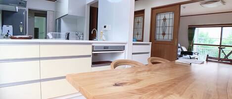 Nhà, 3 phòng ngủ, không hút thuốc, ban công (2 Story, Private Vacation Home) | Khu vực ăn uống tại phòng