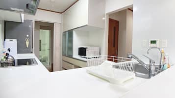 Refrigerador, microondas, cafetera/tetera, utensilios de cocina