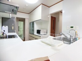 3ベッドルーム 2階建て一軒家 バルコニー付き 禁煙 | 専用簡 易キッチン | 冷蔵庫、電子レンジ、コーヒー / ティーメーカー、調理器具と食器