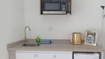 Mikrobølgeovn, kaffe-/temaskine, brødrister