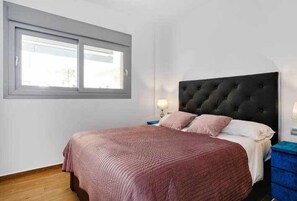 2 bedrooms, iron/ironing board, free WiFi, bed sheets