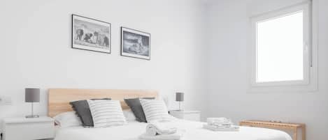 3 bedrooms, iron/ironing board, internet, bed sheets