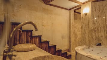 Honeymoon Room | Jetted bathtub