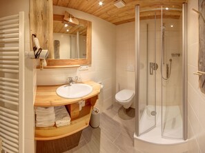 Dusche, Haartrockner, Handtücher