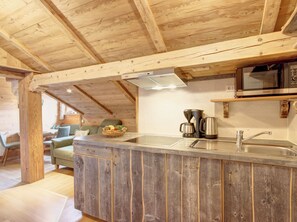 Kühlschrank, Mikrowelle, Herdplatte, Geschirrspüler