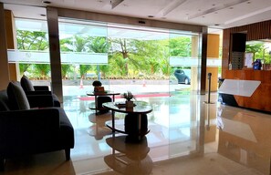 Lobby - Quiet and Peaceful stay facing directly to the lake with sunset view (Jawa Barat)