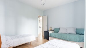 A modern bedroom with two single beds, a desk, and a chair. - House for 5 people - 500m from the beach (Noirmoutier-en-l´Ile)