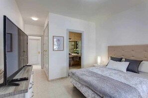 2 habitaciones, tabla de planchar con plancha y cuna de viaje
