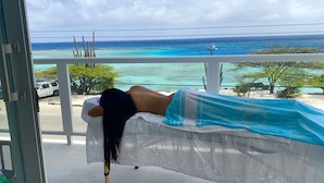 A room with a view of a beach and ocean. - Bella Horizonte - Beachfront 1 (savaneta)
