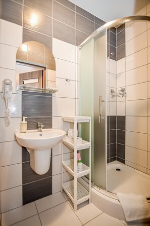 Quadruple Room, Balcony (5) | Bathroom | Shower, towels, toilet paper