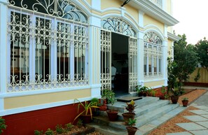 Front of property - La Taara (Vanur)