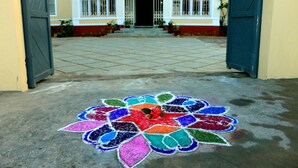 A courtyard with a colorful rangoli design on the ground. - La Taara (Vanur)
