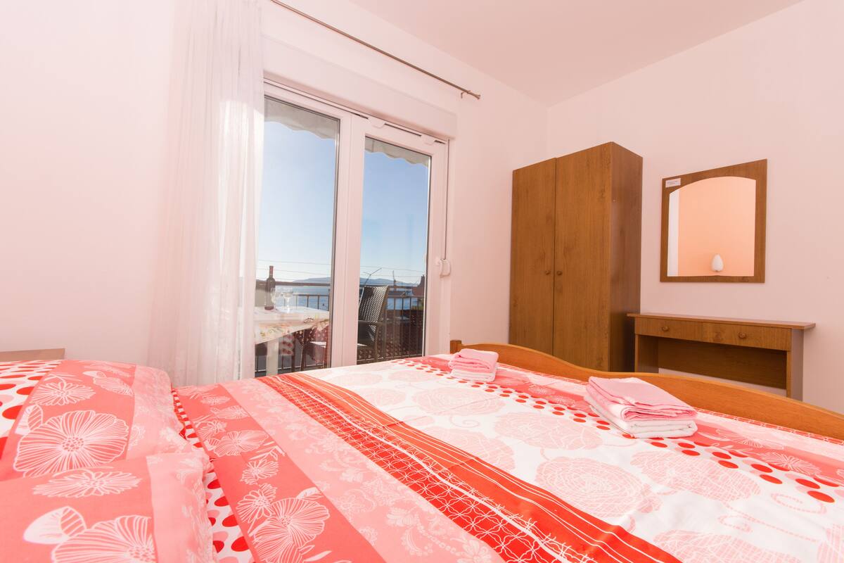 5 bedrooms, cots/infant beds, free WiFi, bed sheets