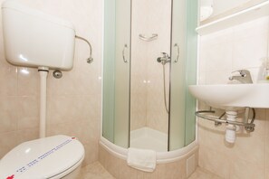 Appartamento (Three Bedroom Apartment with Terrace) | Bagno | Doccia, set di cortesia gratuito, asciugacapelli, asciugamani