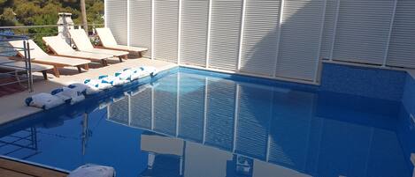 Appartement (Three Bedroom Apartment with Terrace) | Piscine | Piscine extérieure en saison, chaises longues