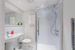 Een douche, een haardroger, handdoeken