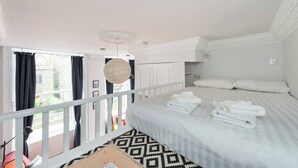 Room - Newly refurbished city centre chic pad (Edinburgh)