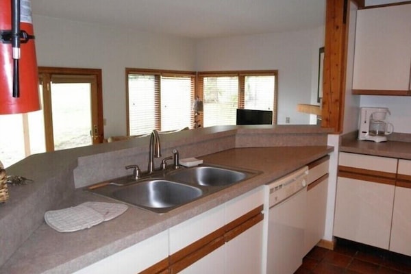 Kylskåp, mikrovågsugn, ugn och spishäll