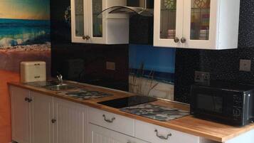 Cottage, Multiple Beds | Private kitchen | Fridge, microwave, stovetop, electric kettle
