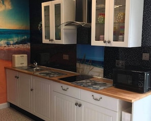 Cottage, nhiều giường | Bếp riêng | Tủ lạnh, lò vi sóng, bếp nấu, ấm điện