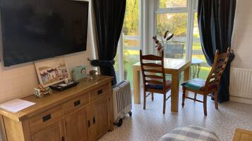 Cottage, Multiple Beds | Living room