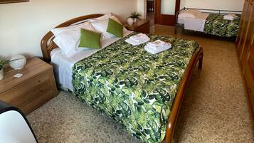 Apartment | 2 bedrooms, iron/ironing board, free WiFi, bed sheets