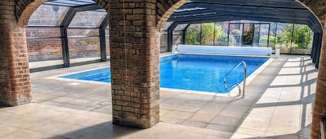 Piscina coperta, una piscina riscaldata