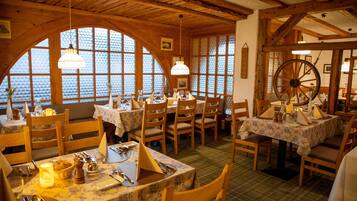 Se sirven cenas y cocina local e internacional