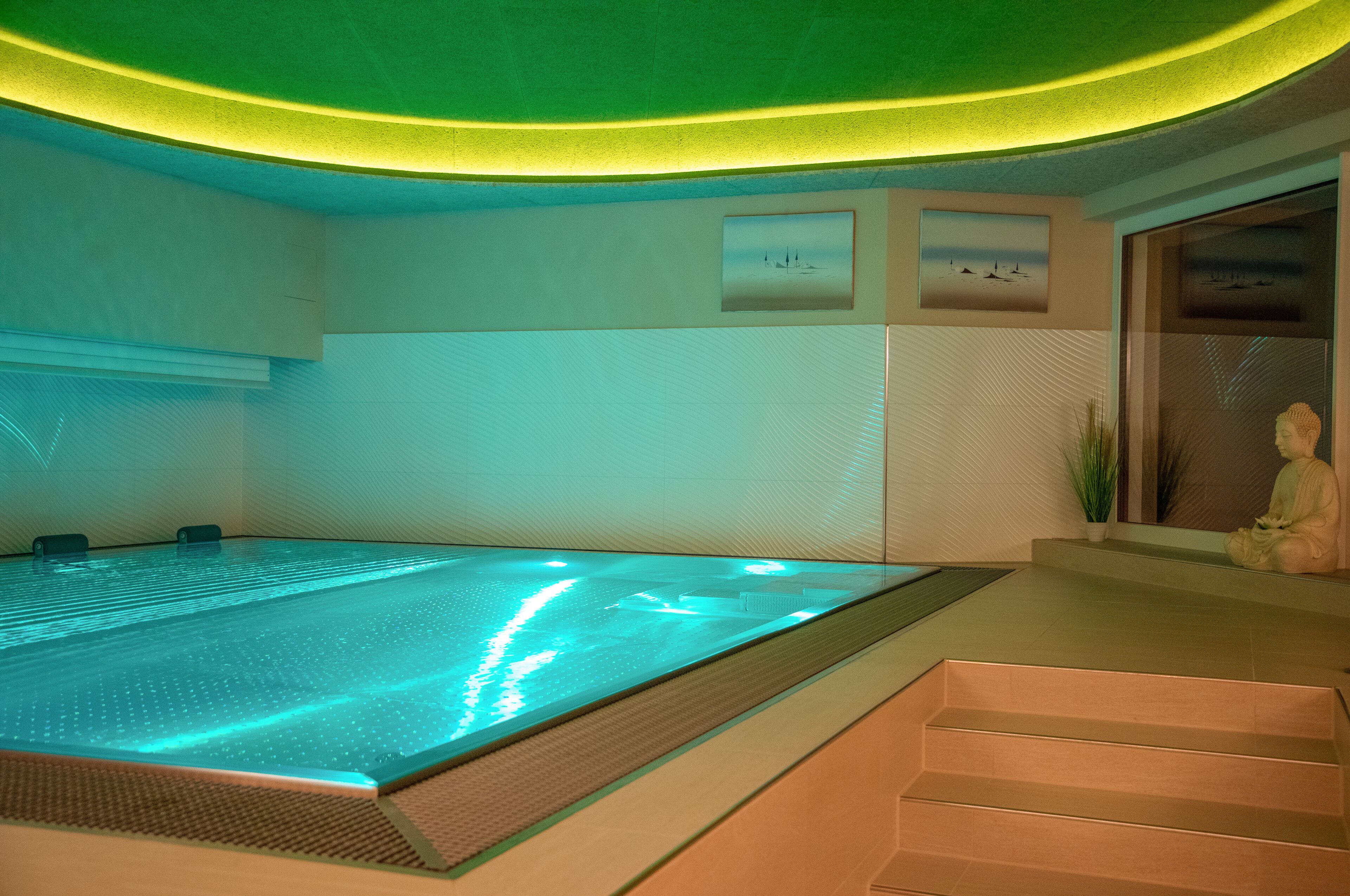 Alberca techada, acceso de 15:00 a 19:00, y camastros 