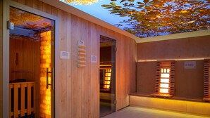 A wooden sauna with sliding doors, a bench, and a bench area with a view of the sky. - Alpenlodge Val Gronda (Obersaxen)
