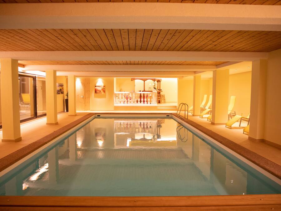 Una piscina cubierta (de 15:00 a 19:00), tumbonas