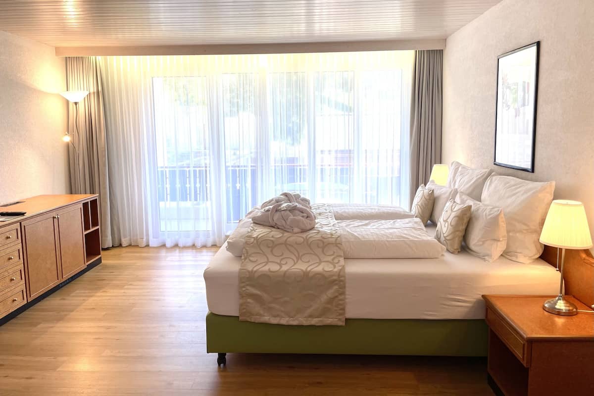 Habitación doble (Mira) | 1 habitación, muebles diferentes, cortinas blackout y insonorización