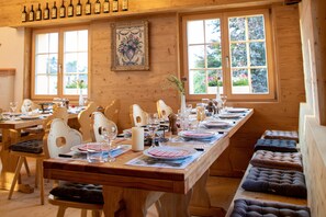 Dinner served, local and international cuisine - Alpenlodge Val Gronda (Obersaxen)