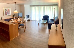 Family Quadruple Room (19) | Living area