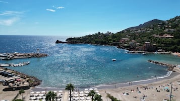 Accommodatie ligt op het strand, ligstoelen, strandlakens