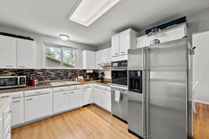 Fridge, microwave, oven, stovetop - Charming Arvada Home - Walking distance to Olde Town (Arvada)