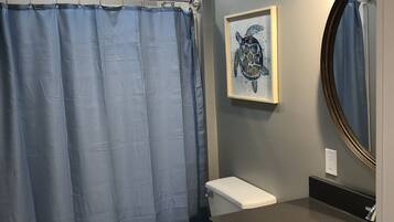 Haartrockner, Handtücher, Toilettenpapier