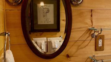 SĂšche-cheveux, serviettes fournies, savon, papier toilette