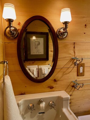 Hair dryer, towels, soap, toilet paper - Newly Renovated Cabin in the Country (East Chatham)