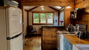 Fridge, oven, stovetop, coffee/tea maker