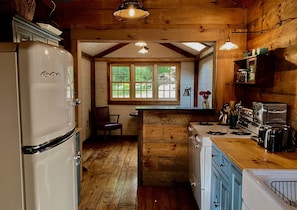 Fridge, oven, stovetop, coffee/tea maker - Newly Renovated Cabin in the Country (East Chatham)