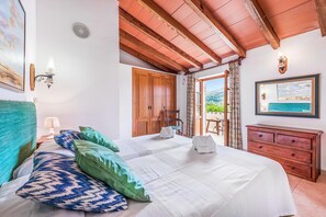 4 slaapkamers, een strijkplank/strijkijzer, gratis internet, beddengoed