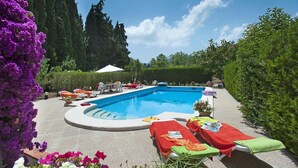 A swimming pool with lounge chairs and sunbeds, surrounded by hedges and flowers. - ROTGER. In Pollensa, just 800 m from the town centre! (Pollensa)