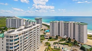 Un hôtel de grande hauteur doté de nombreux balcons, d’une piscine et offrant une vue sur la plage.