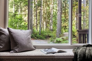 Interior - Cozy Luxe corner Condo - King Bed - Fireplace (Glacier)