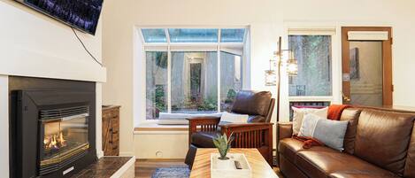 Smart TV, chimenea, tenis de mesa y libros